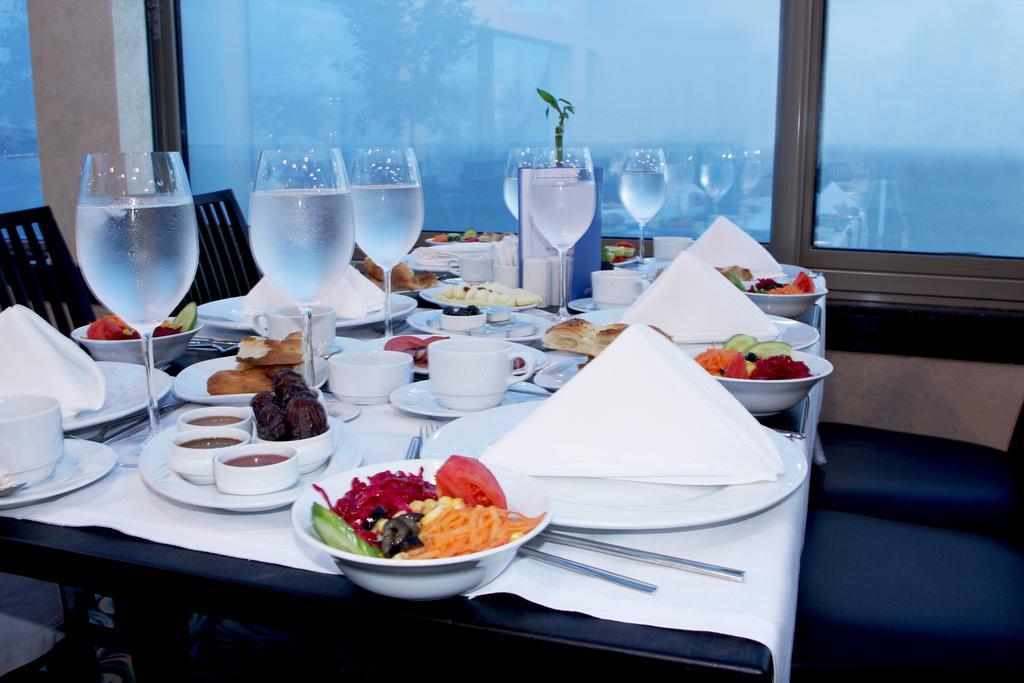 فندق وسبا ايسر بريميوم بيوكجكمجة المظهر الخارجي الصورة A table set for a meal