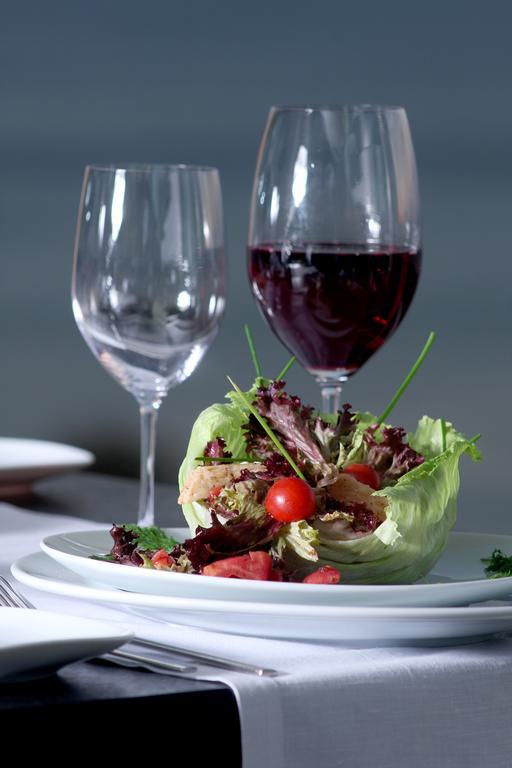 فندق وسبا ايسر بريميوم بيوكجكمجة المظهر الخارجي الصورة A salad and wine