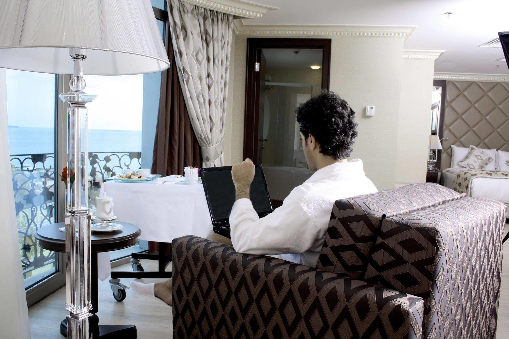 فندق وسبا ايسر بريميوم بيوكجكمجة المظهر الخارجي الصورة A guest using the hotel's Wi-Fi service