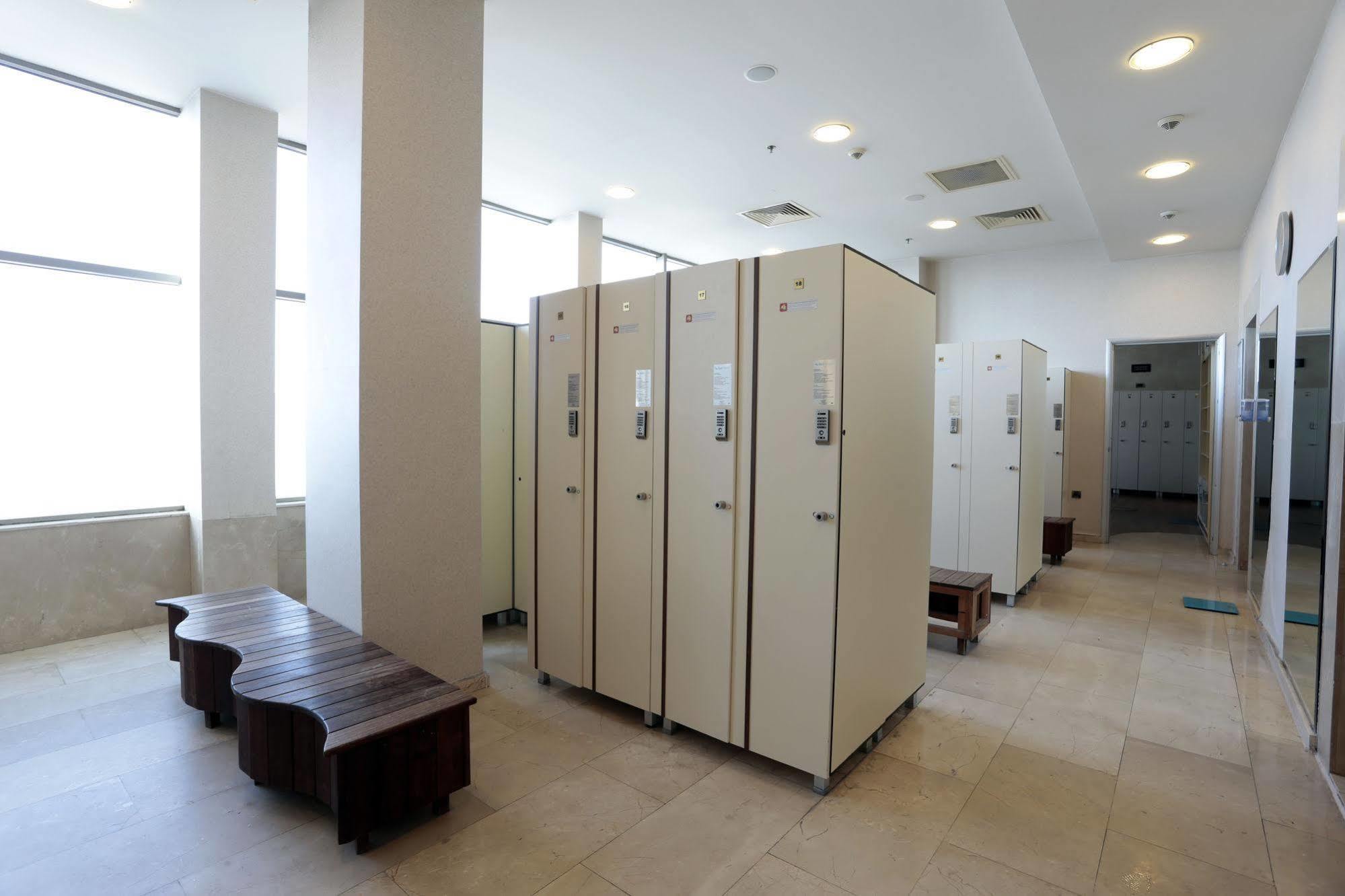فندق وسبا ايسر بريميوم بيوكجكمجة المظهر الخارجي الصورة A locker room
